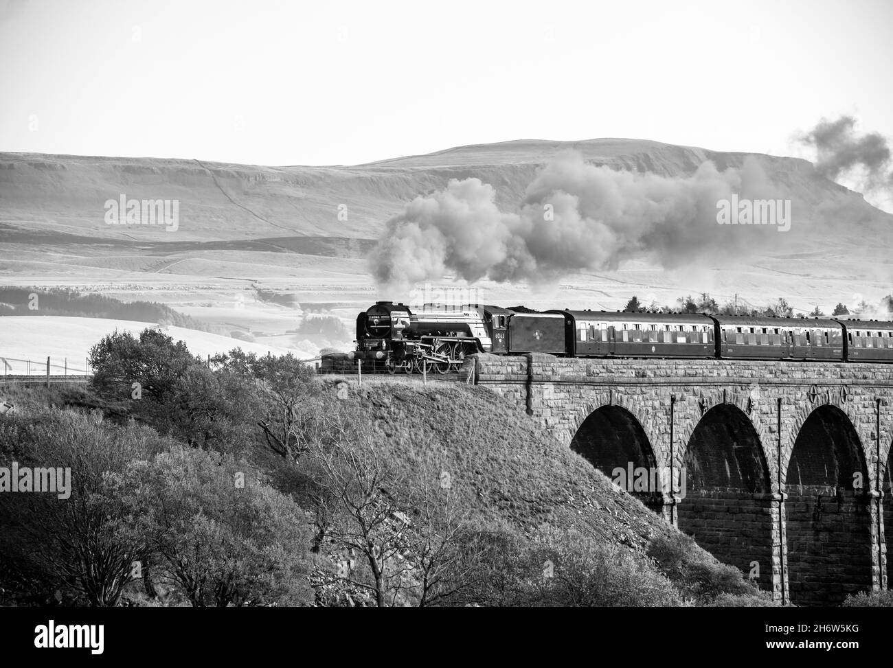 Black and White .die Dampflokomotive Peppercorn A1 Pacific der Baureihe 60163 Tornado fährt einen Zug über den Ribblehead Viadukt in den Yorkshire Dales. Stift- Stockfoto