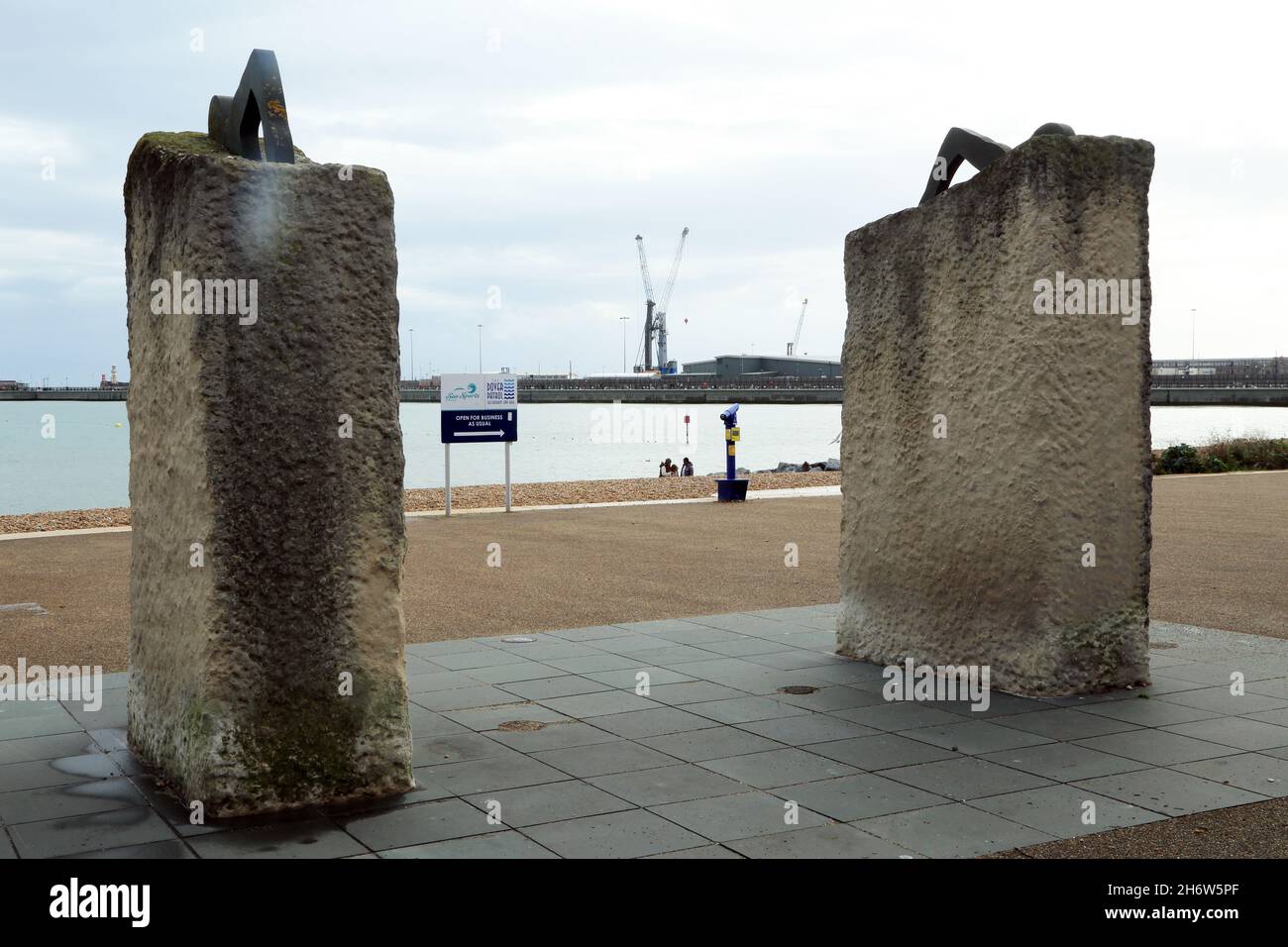 Cross-Channel-Schwimmer-Denkmal zwischen Strand und Waterloo Crescent, Dover, Kent, England, Vereinigtes Königreich Stockfoto