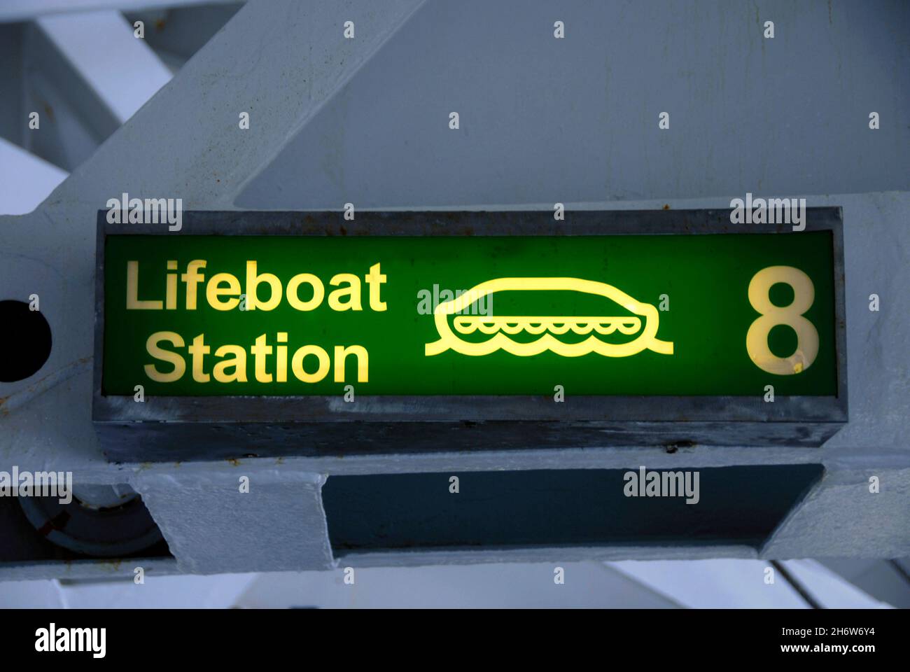Beleuchtetes Schild auf dem Kreuzschiff, das die Position der Rettungsbootstation anzeigt Stockfoto