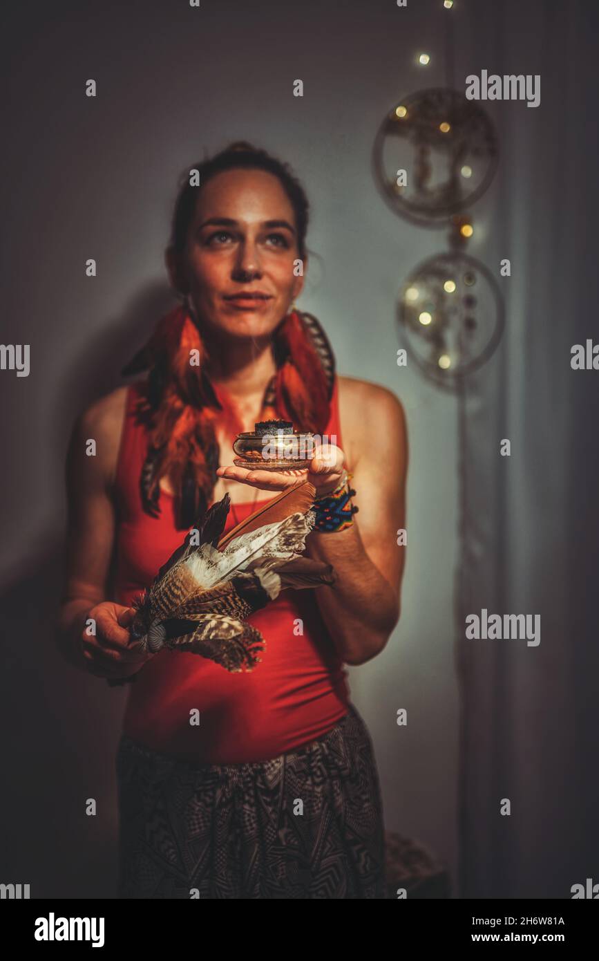 Weihrauch in einer Frauenhand, Zeremonienraum. Stockfoto