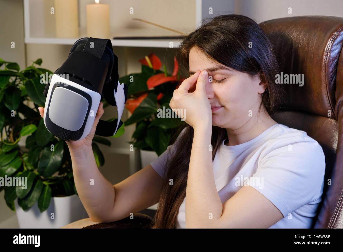 Eine Frau Gamer müde Augen von Virtual-Reality-Brille, Kopfschmerzen. Stockfoto
