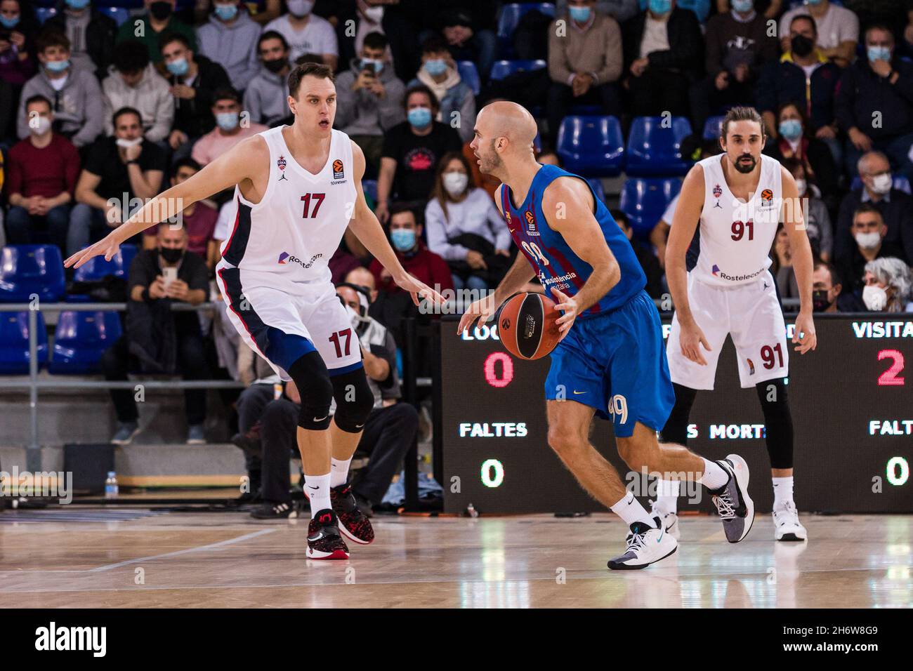 Nick Calathes vom FC Barcelona im Einsatz gegen Johannes Voigtmann vom CSKA Moskau während des EuroLeague Basketball-Spiels der Turkish Airlines zwischen dem FC Barcelona und dem CSKA Moskau am 17. November 2021 im Palau Blaugrana in Barcelona, Spanien - Foto: Javier Borrego/DPPI/LiveMedia Stockfoto