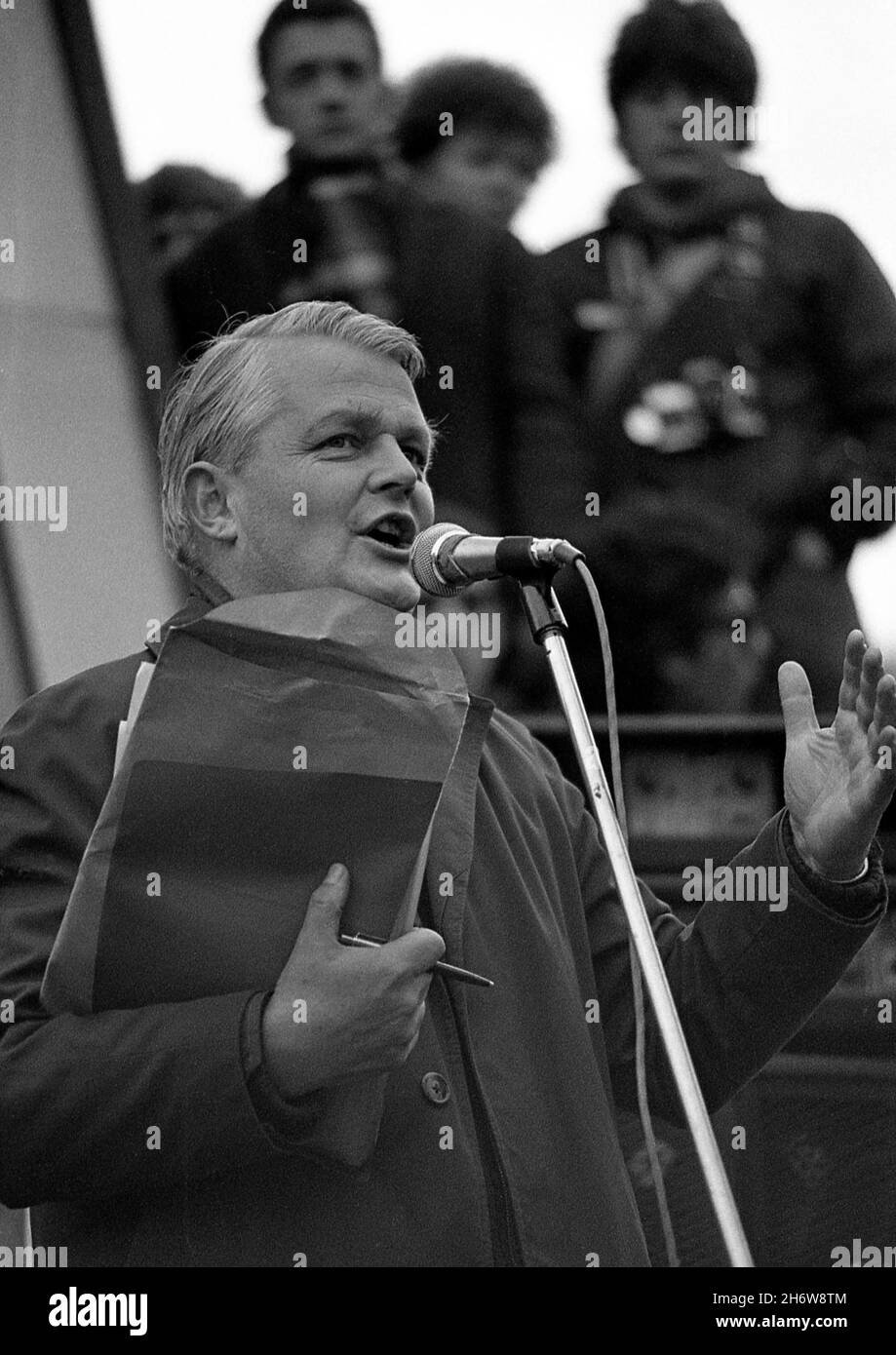 Bruce Kent CND Generalsekretär, Rede bei CND Demo London Okt 1980 UK Stockfoto
