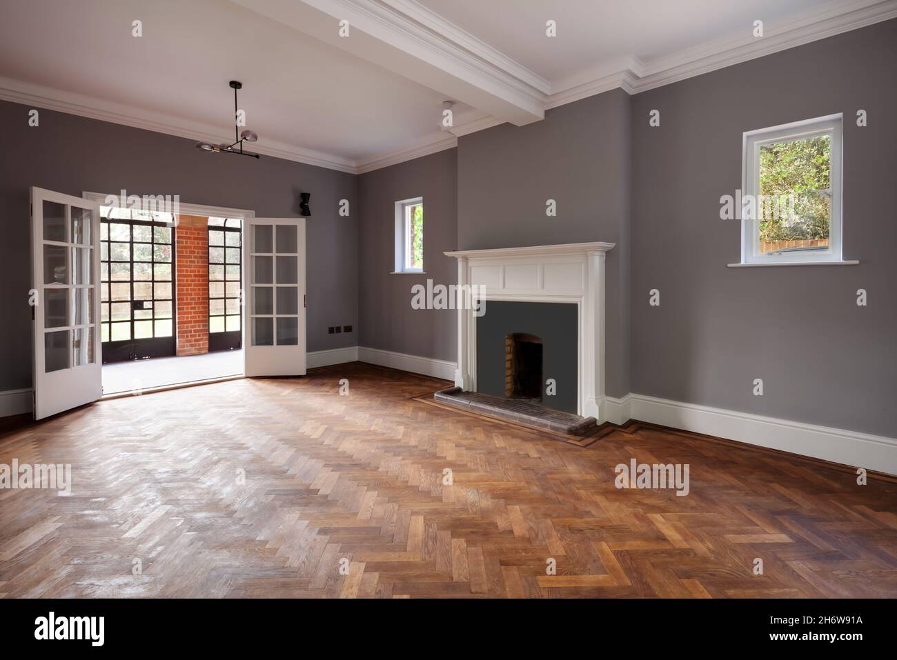 Wratting, England - August 19 2019: Leeres, traditionelles britisches Wohnzimmer, das renoviert wurde, um viele der ursprünglichen Elemente einschließlich Parkettboden zu erhalten Stockfoto