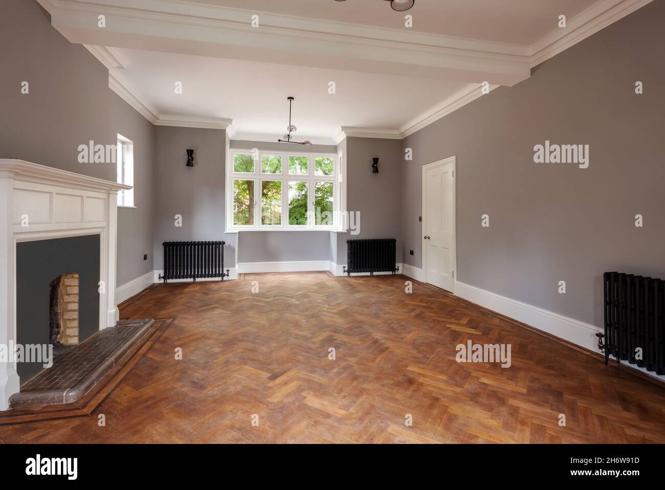 Wratting, England - August 19 2019: Leeres, traditionelles britisches Wohnzimmer, das renoviert wurde, um die ursprünglichen historischen Merkmale einschließlich Parkettboden zu erhalten Stockfoto