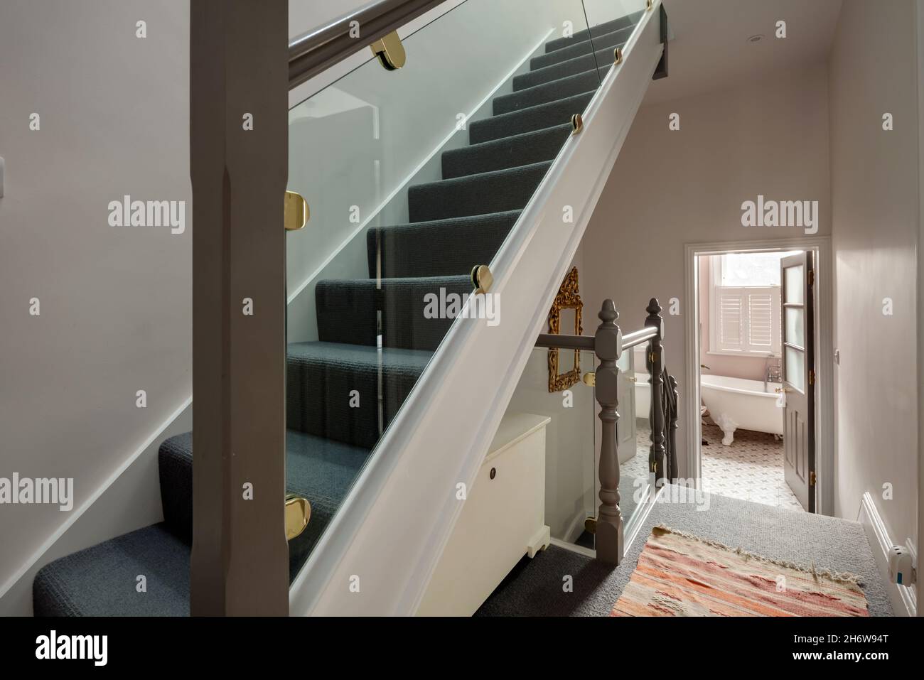 Cambridge, England - Oktober 28 2019: Viktorianische vierstöckige Stadthaus-Treppe und -Landung mit Glas, das die traditionellen Spindeln ersetzt. Stockfoto