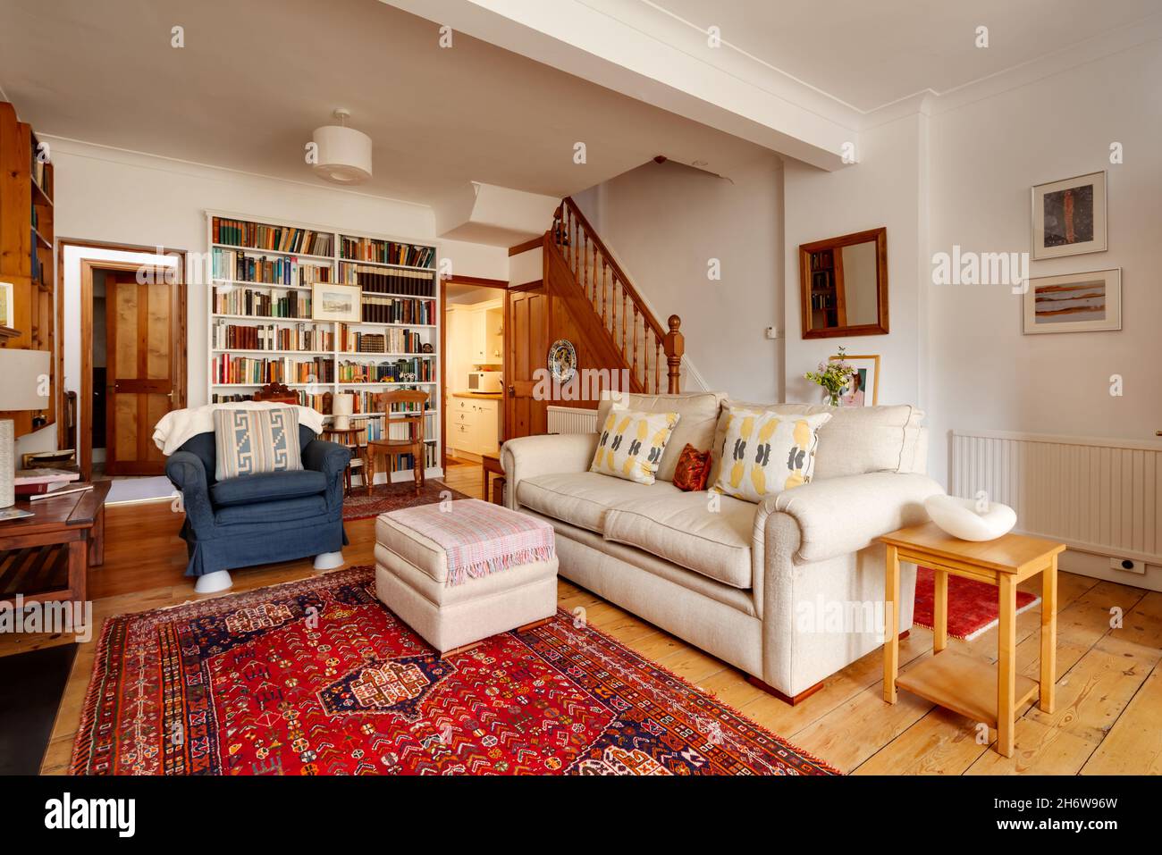 Cambridge, England - Oktober 29 2019: Traditionelles britisches Wohnzimmer mit einigen originalen Elementen, darunter einem atemberaubenden Holzboden Stockfoto