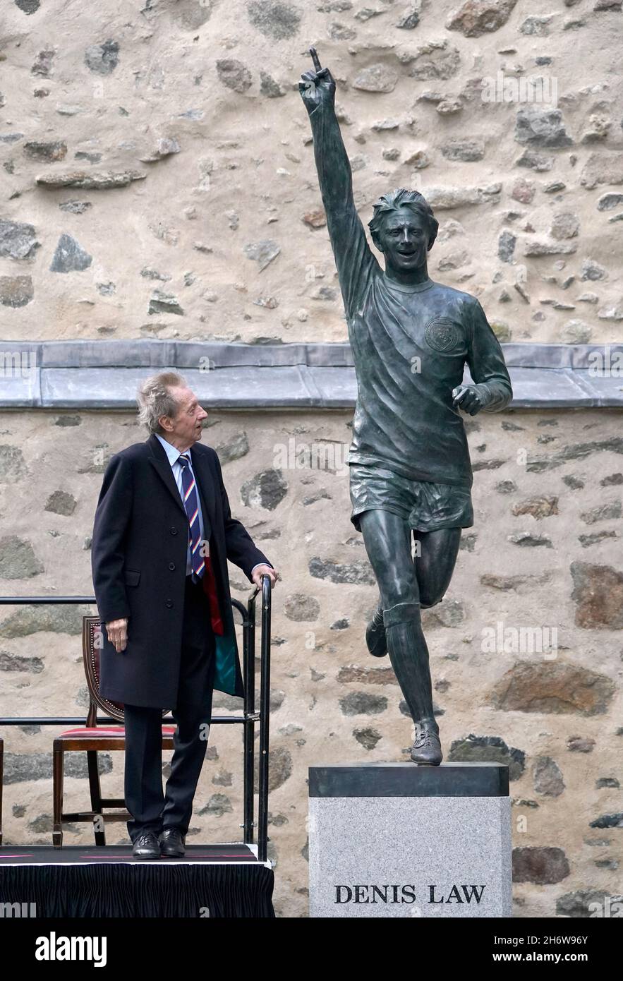 Denis Law bewundert seine Statue auf dem Marischal Square in Aberdeen. Bilddatum: Donnerstag, 18. November 2021. Stockfoto