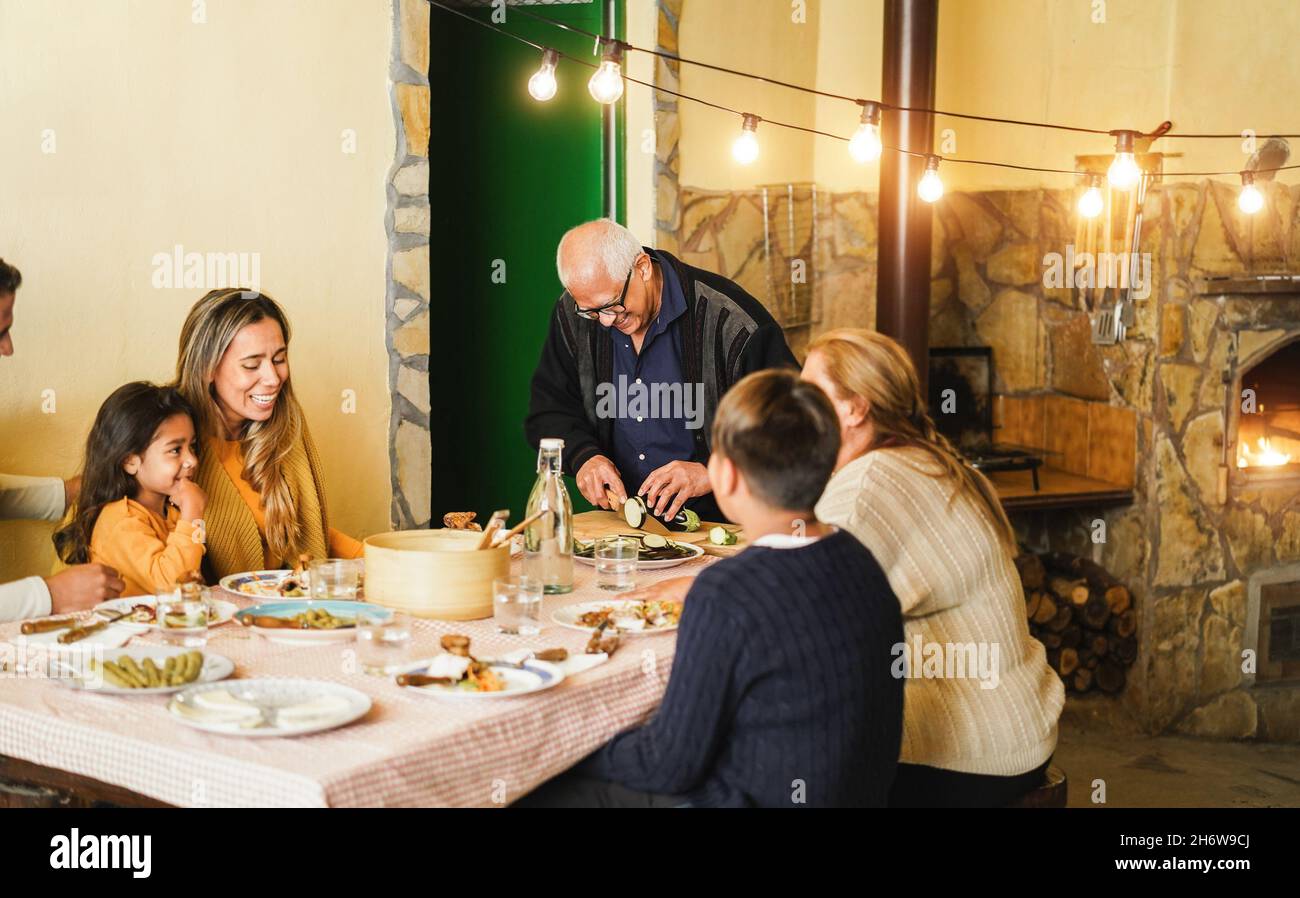 Happy latin Familie Kochen zusammen während der Abendessen-Zeit - Fokus auf Großvater Gesicht Stockfoto