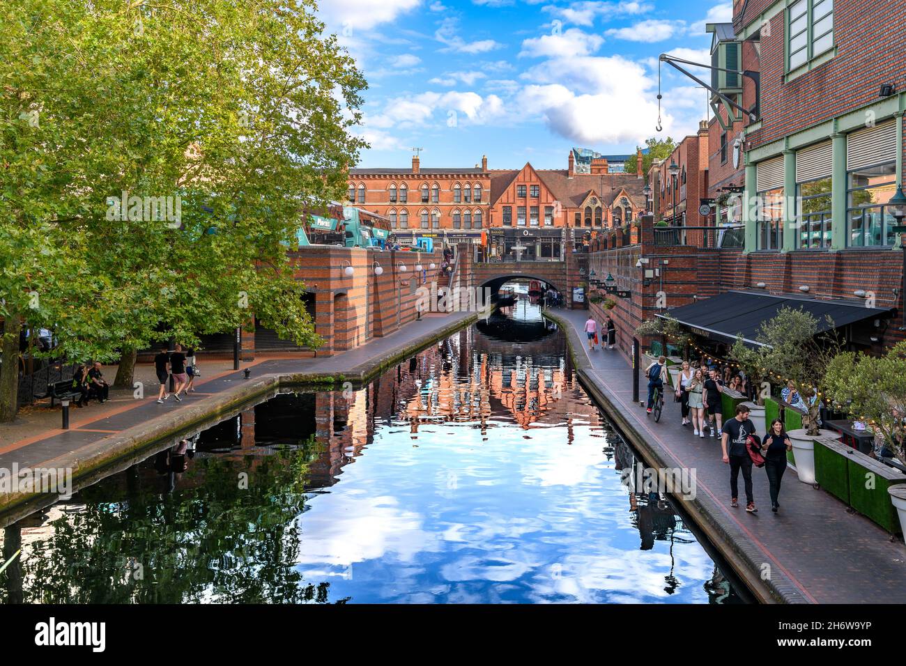 Birmingham Canal (technisch die Birmingham Canal Navigations Main Line). Mit seinen Schlepppfaden und Brücken ist es eine großartige Möglichkeit, die Stadt zu erkunden. Stockfoto