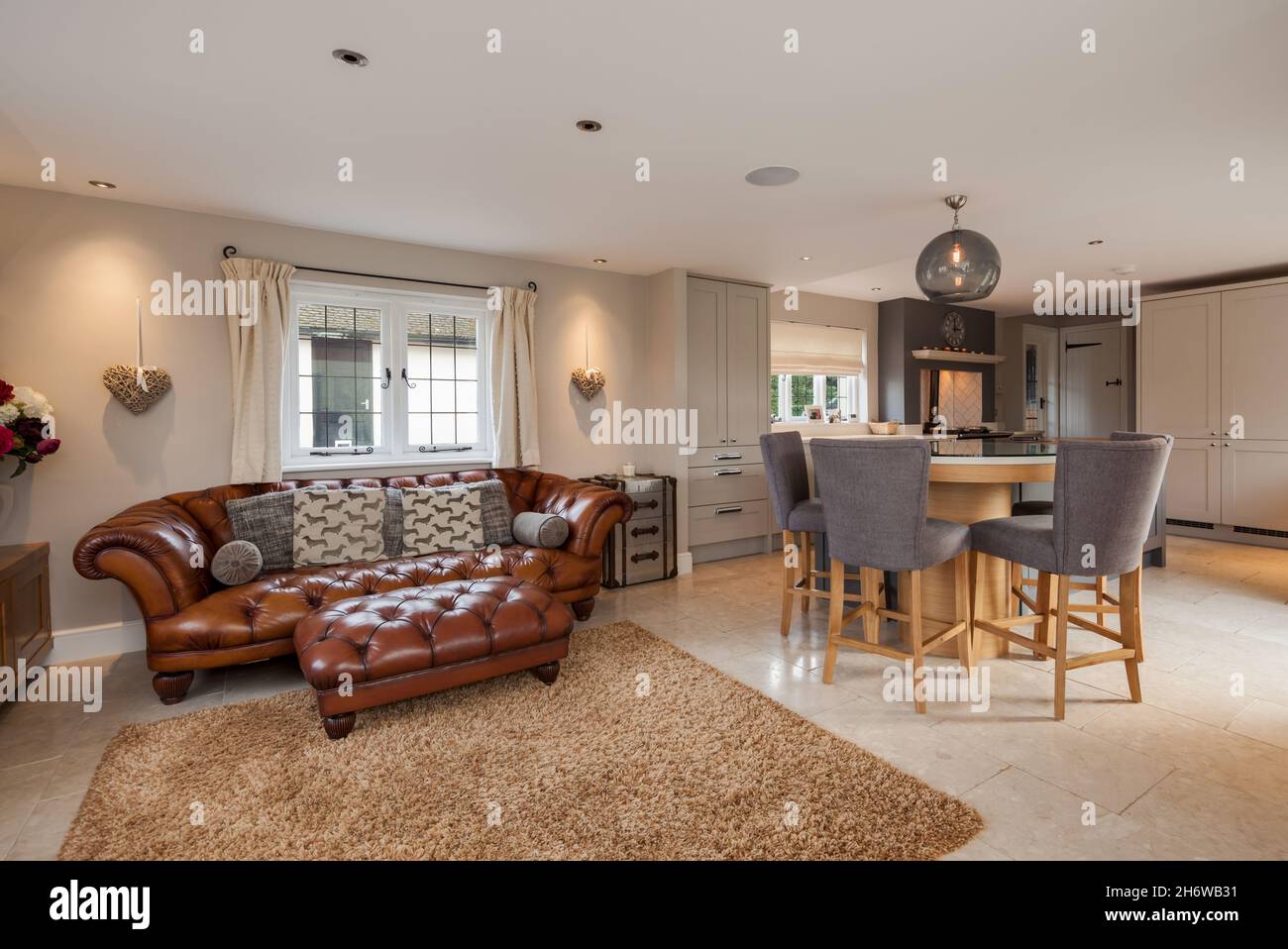 Essex, England - Januar 18 2019: Anspruchsvolles Luxus-Küche-Familienzimmer mit chesterfield-Sofa und Frühstücksbar Stockfoto