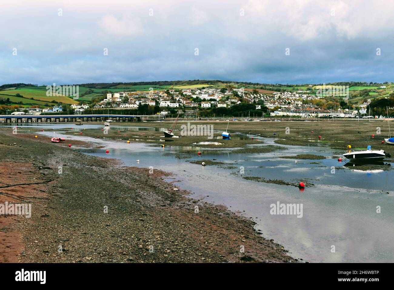 Schlängelender Shaldon Beach mit Blick auf die Shaldon Bridge. Stockfoto