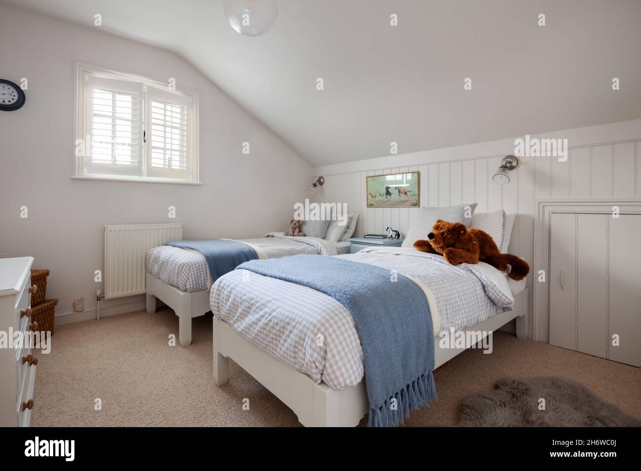 Calford Green, Suffolk, England - Januar 17 2020: Loft-Schlafzimmer mit schrägen Decken-Einzelbetten und Traufenkammer. Stockfoto
