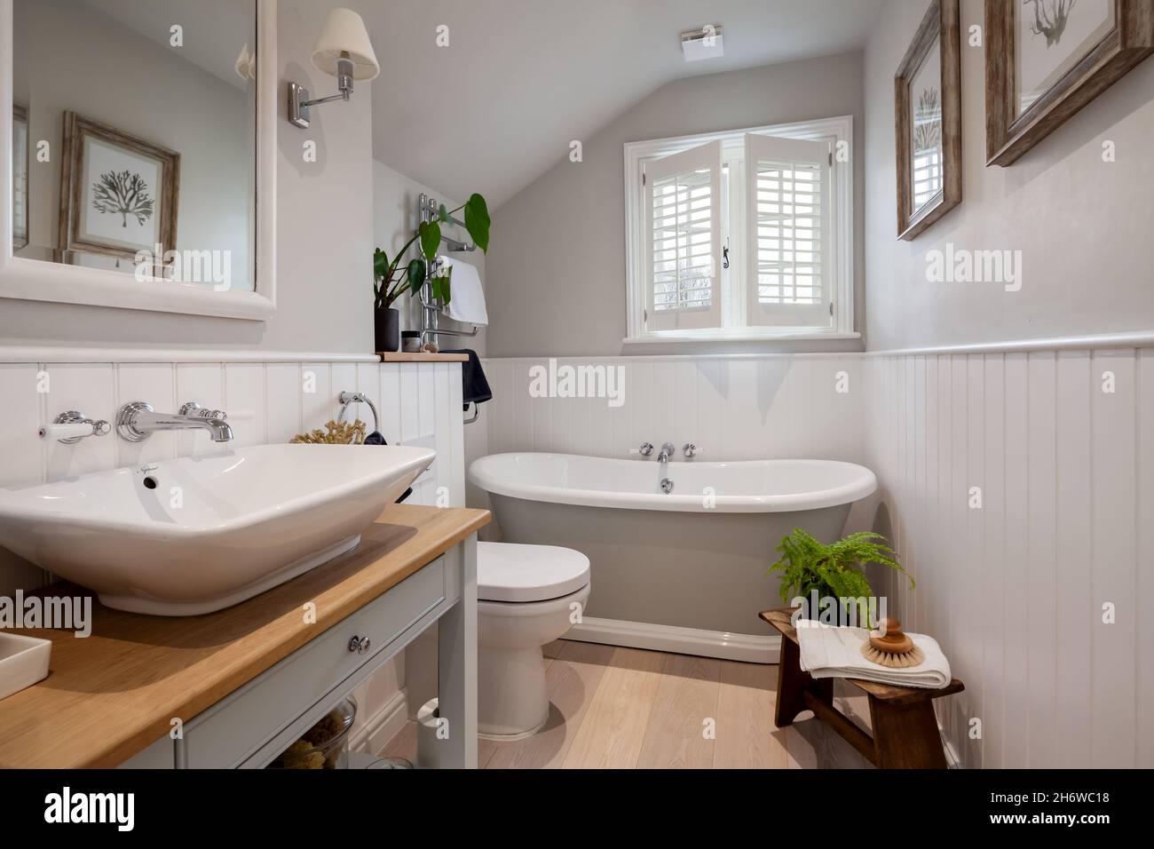 Calford Green, Suffolk, England - Januar 17 2020: Kleines, kompaktes Cottage-Badezimmer mit traditionell gestylter, moderner Einrichtung und Ausstattung Stockfoto
