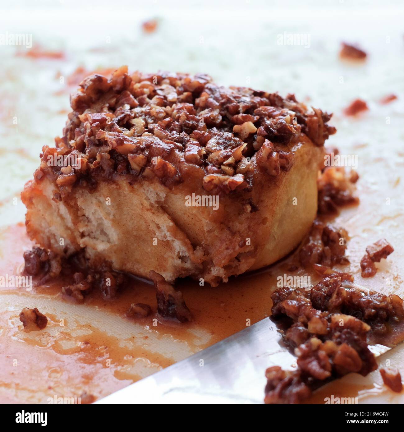 Pekannuss- und Ahornsirup, klebriges Brötchen, im Lighthouse Cafe auf der Orkney-Insel North Ronaldsay, Schottland Stockfoto