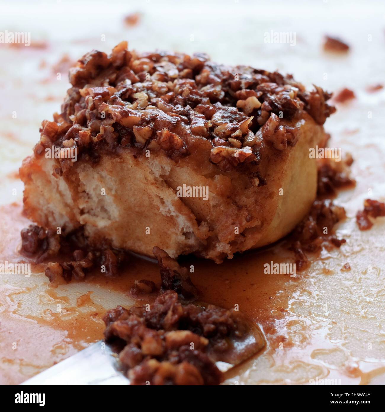 Pekannuss- und Ahornsirup, klebriges Brötchen, im Lighthouse Cafe auf der Orkney-Insel North Ronaldsay, Schottland Stockfoto