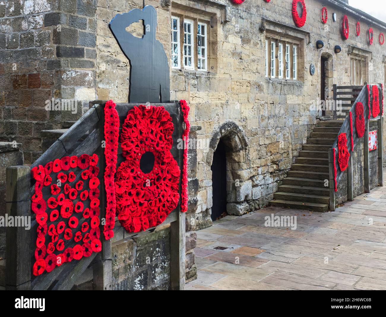 Poppy-Ausstellung anlässlich des 100. Jahrestages der Royal British Legion im Jahr 2021 im Castle in Knaresborough Yorkshire England Stockfoto