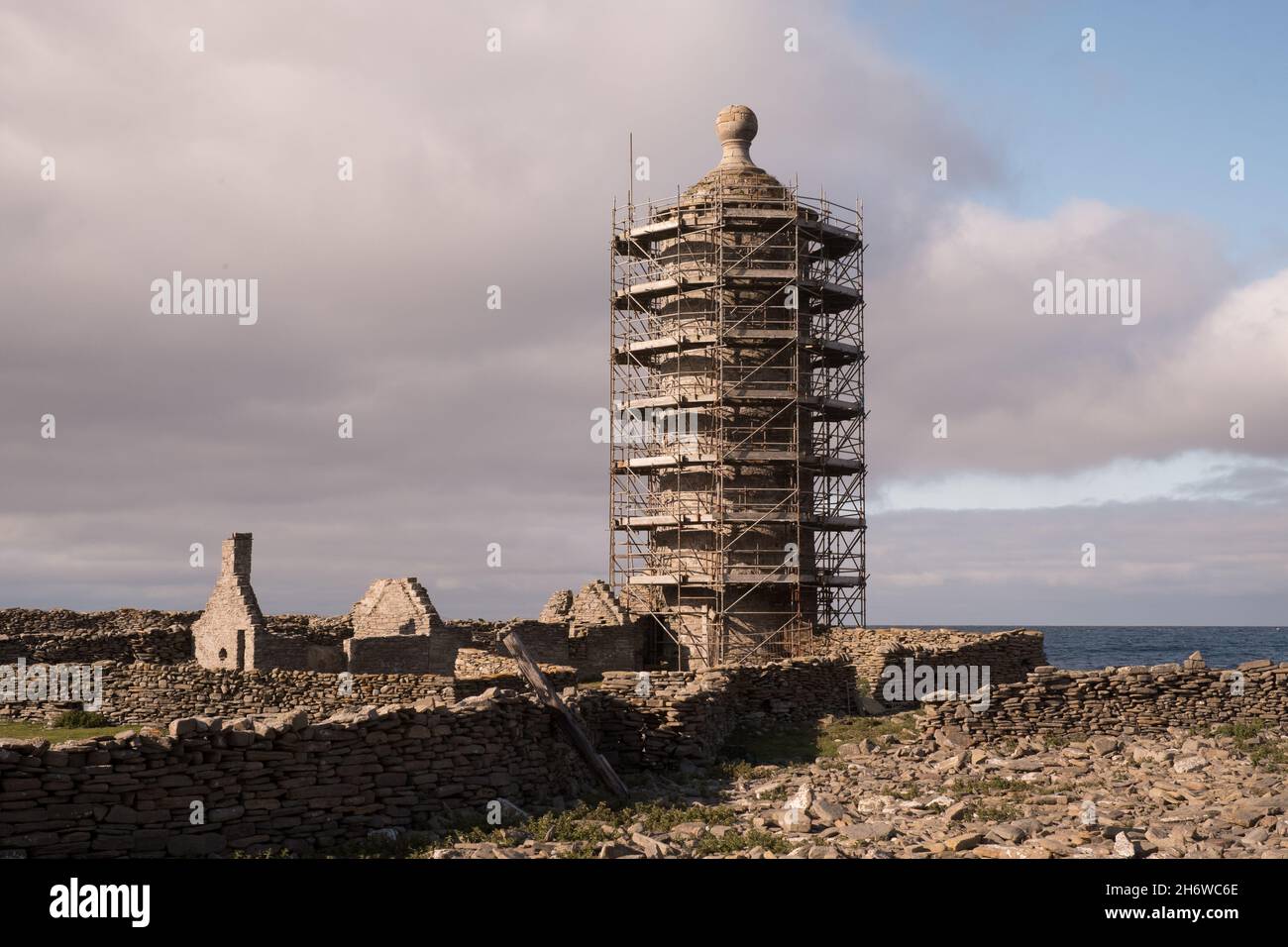 Der ursprüngliche Leuchtturm und die Behausungen des Leuchtturmwärters, erbaut 1789 auf der Insel North Ronaldsay, Orkney Stockfoto