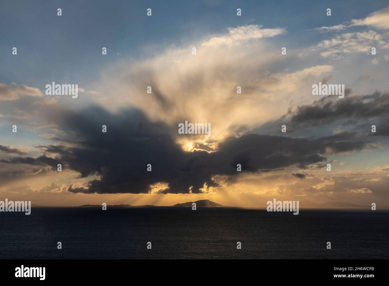 Sonnenuntergang über Nord- und Süd-uist-Inseln im Westen schottlands Stockfoto