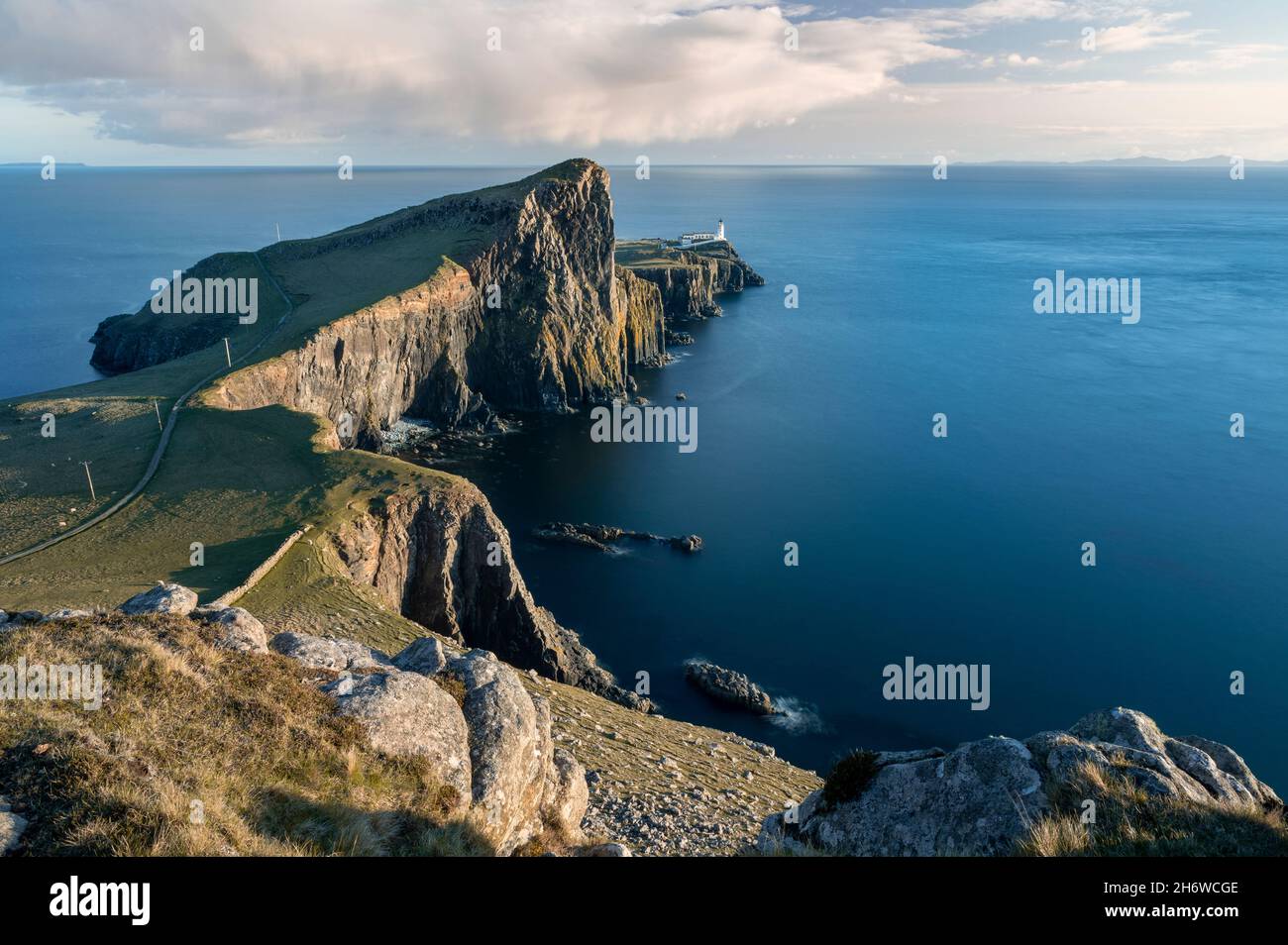 neist Point Leuchtturm Insel des Himmels bei Sonnenuntergang Langzeitbelichtung Stockfoto