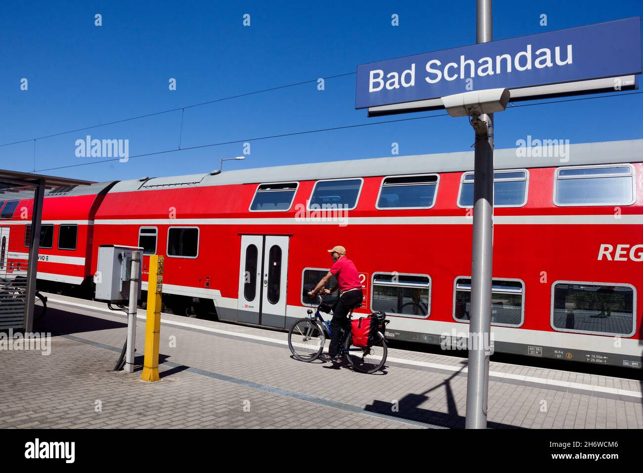 Bad Schandau Bahnhof Deutschland Mann fährt Fahrrad auf dem Bahnsteig, Regionalzug Deutsche Bahn Stockfoto