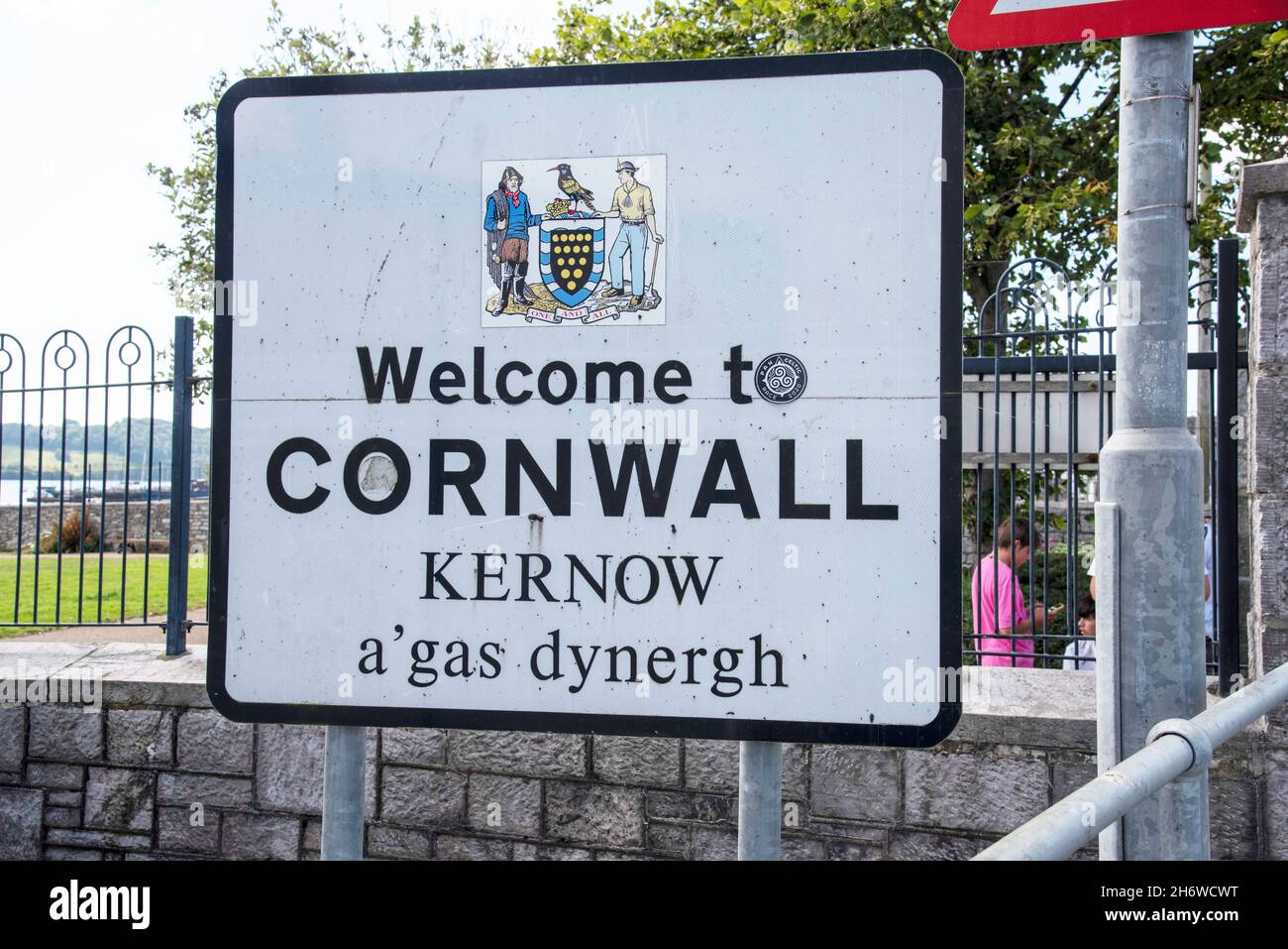 Torpoint, Cornwall, England, Großbritannien. Willkommen bei Cornwall Schild in Englisch und Cornisch am Straßenrand. Stockfoto