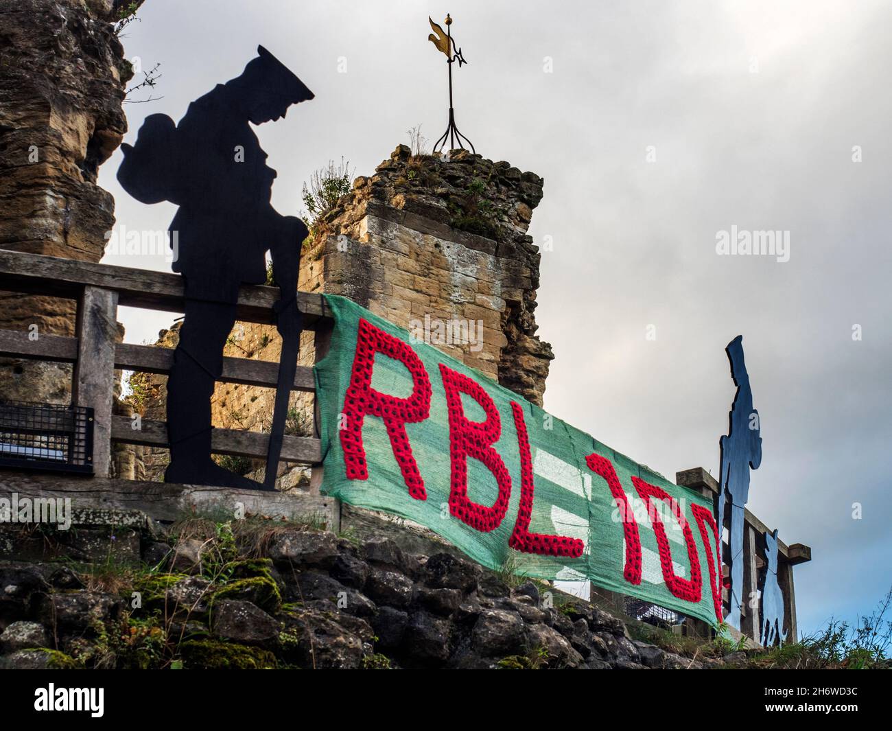 Poppy-Ausstellung anlässlich des 100. Jahrestages der Royal British Legion im Jahr 2021 im Castle in Knaresborough Yorkshire England Stockfoto