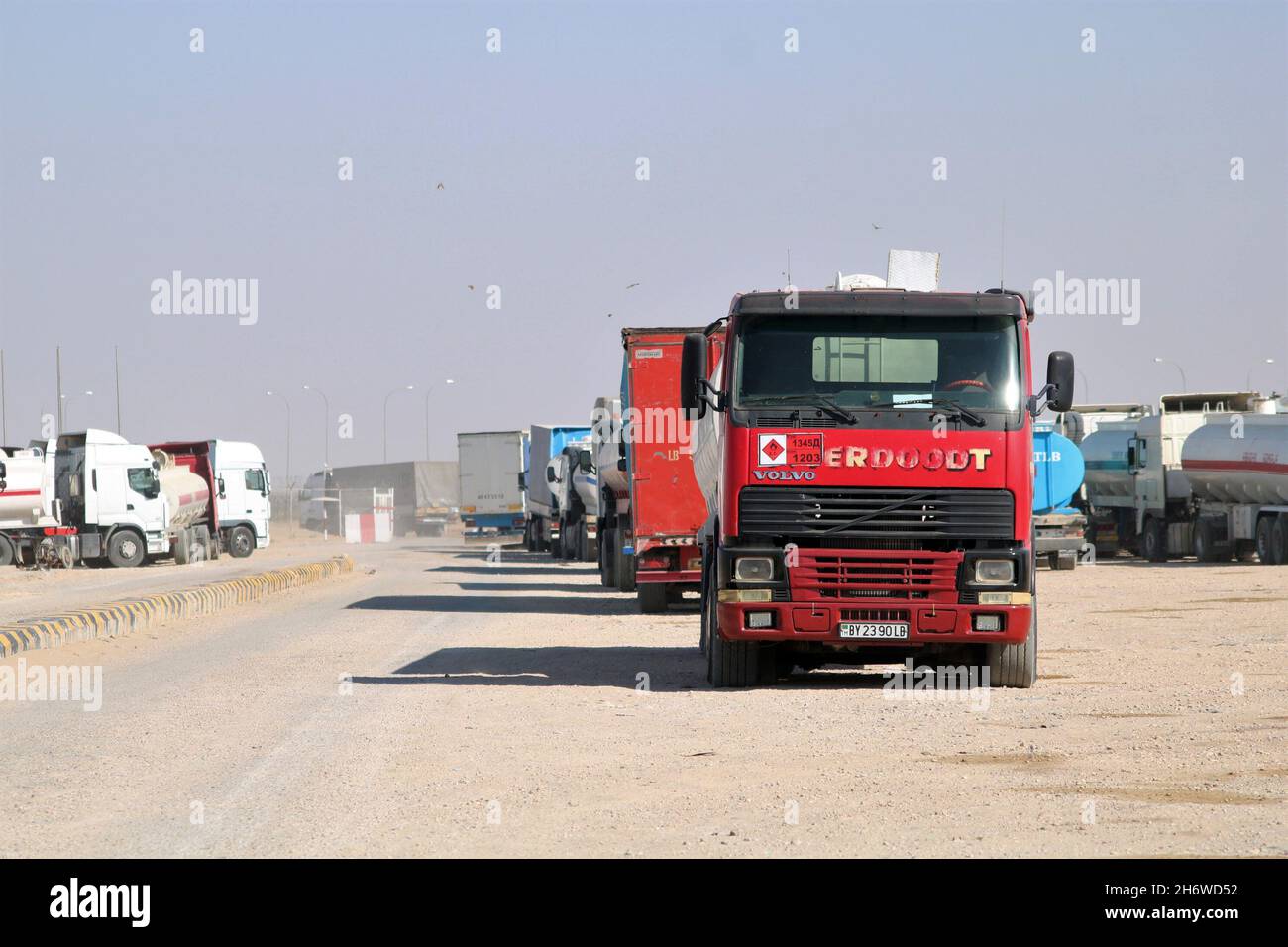 Aqina. November 2021. Das am 2. November 2021 aufgenommene Foto zeigt Lastwagen im Trockenhafen Aqina im Bezirk Khani Chahar Bagh der Provinz Faryab, Afghanistan. UM MIT „Feature: Der Winter kommt – eingefrorene Vermögenswerte lassen mittellose afghanische Trader in der Kälte“ zu GEHEN. Quelle: Str/Xinhua/Alamy Live News Stockfoto