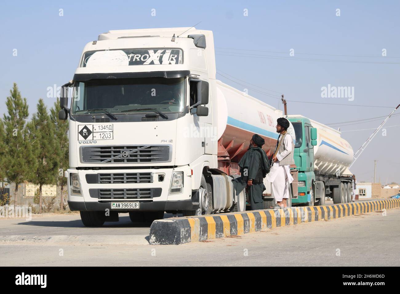 Aqina. November 2021. Das am 2. November 2021 aufgenommene Foto zeigt Lastwagen im Trockenhafen Aqina im Bezirk Khani Chahar Bagh der Provinz Faryab, Afghanistan. UM MIT „Feature: Der Winter kommt – eingefrorene Vermögenswerte lassen mittellose afghanische Trader in der Kälte“ zu GEHEN. Quelle: Str/Xinhua/Alamy Live News Stockfoto