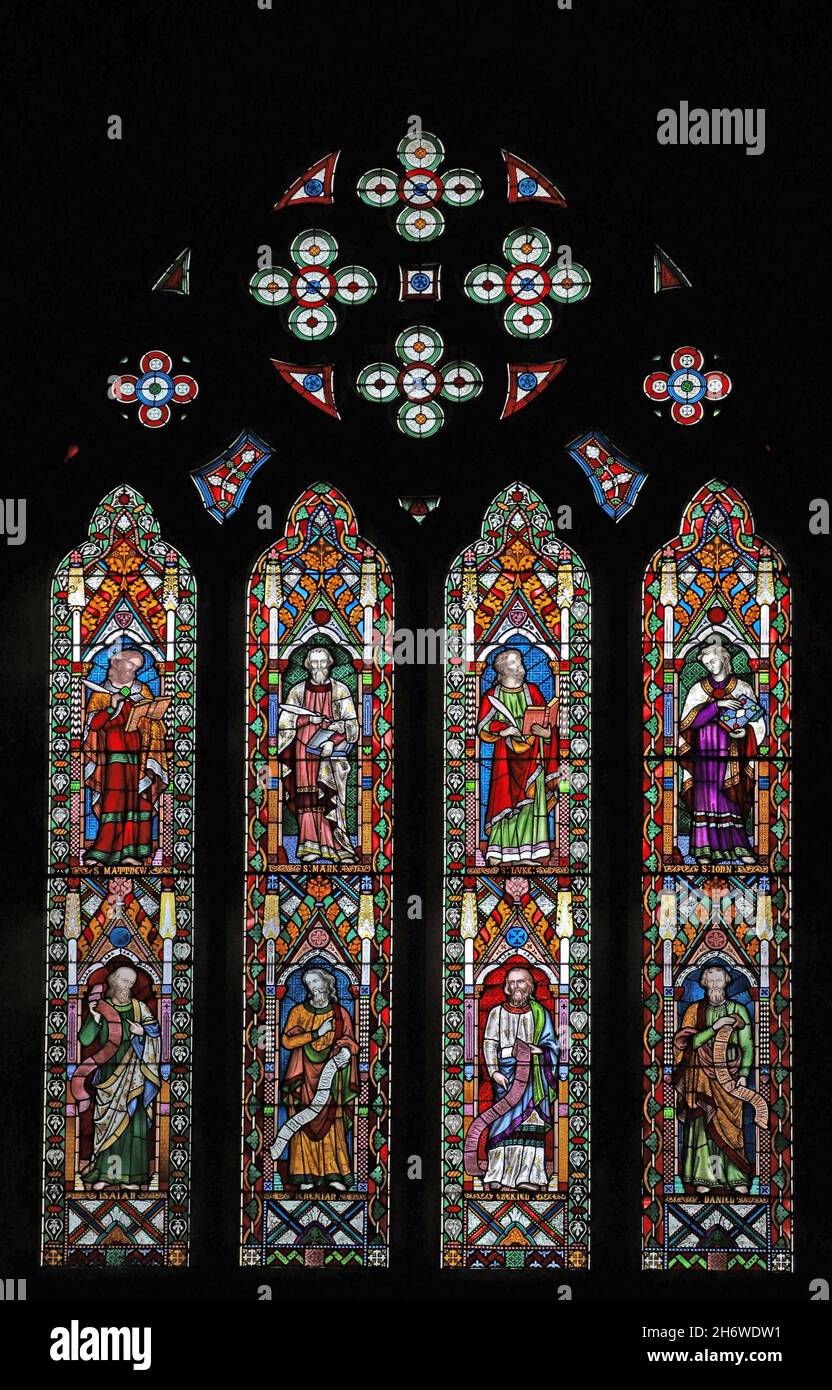 Ein Buntglasfenster von Frederick Preedy, das die vier Evangelisten und Propheten des Alten Testaments darstellt, St. Lawrence Church, Weston-Sub-Edge, Gloucesters Stockfoto