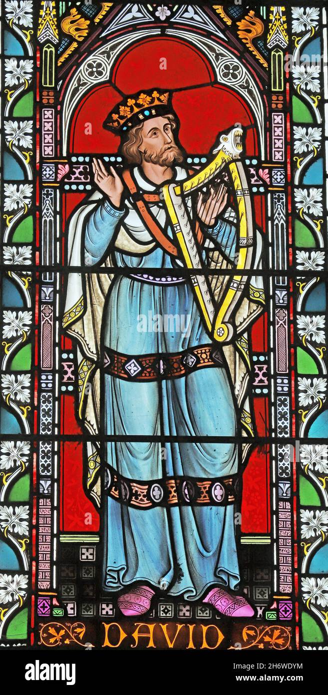 Ein Buntglasfenster von Frederick Preedy, in dem König David auf einer Leier und sein toter Sohn dargestellt wird, St. Lawrence Church, Weston-Sub-Edge, Gloucestershire Stockfoto