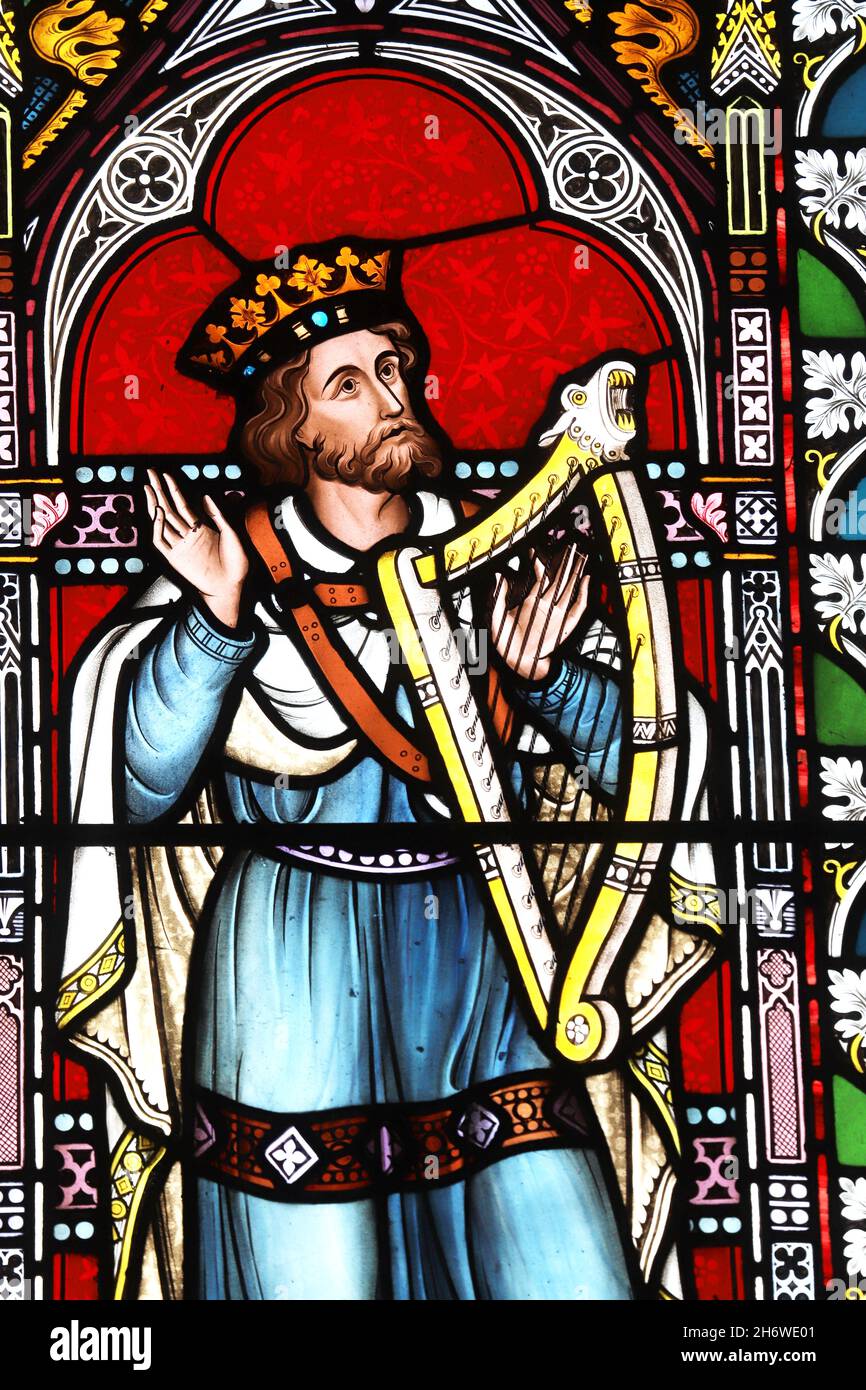 Ein Buntglasfenster von Frederick Preedy, in dem König David auf einer Leier und sein toter Sohn dargestellt wird, St. Lawrence Church, Weston-Sub-Edge, Gloucestershire Stockfoto