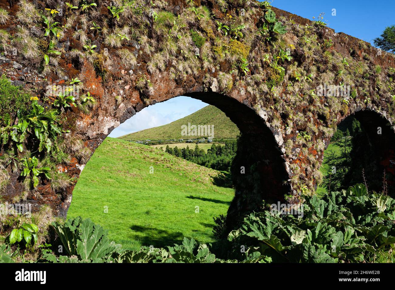 Das Aquadukt 'Muro das Nove Janelas' liegt auf einer Höhe von 760meter in der Nähe von Caldeira das Sete Cidades an der Westküste von Sao Miguel. Dieses Muro Stockfoto