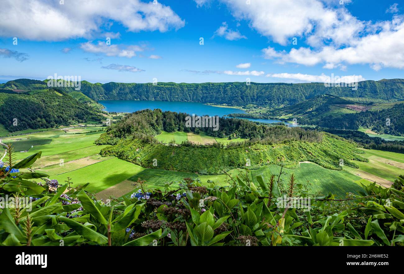 Caldeira Seca, Sete Cidades, São Miguel, Azoren, Açores, Portugal, Europa. Lagoa Azul im Hintergrund. Stockfoto