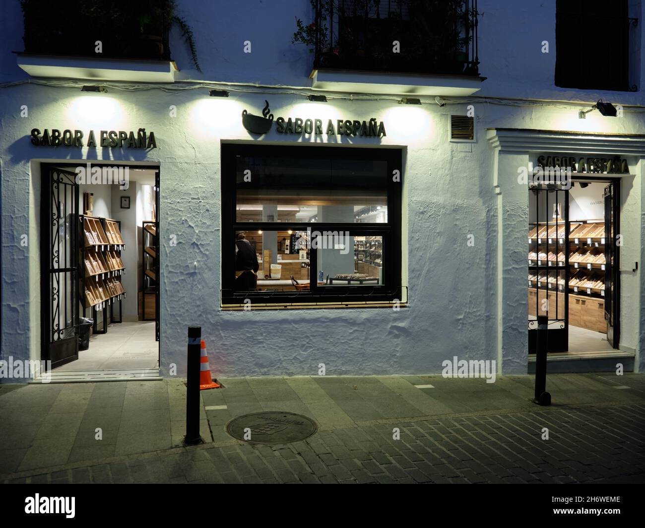 Sabor a España, typisch spanisches Produktgeschäft in Mijas Pueblo, Provinz Malaga, Andalusien, Spanien. Stockfoto