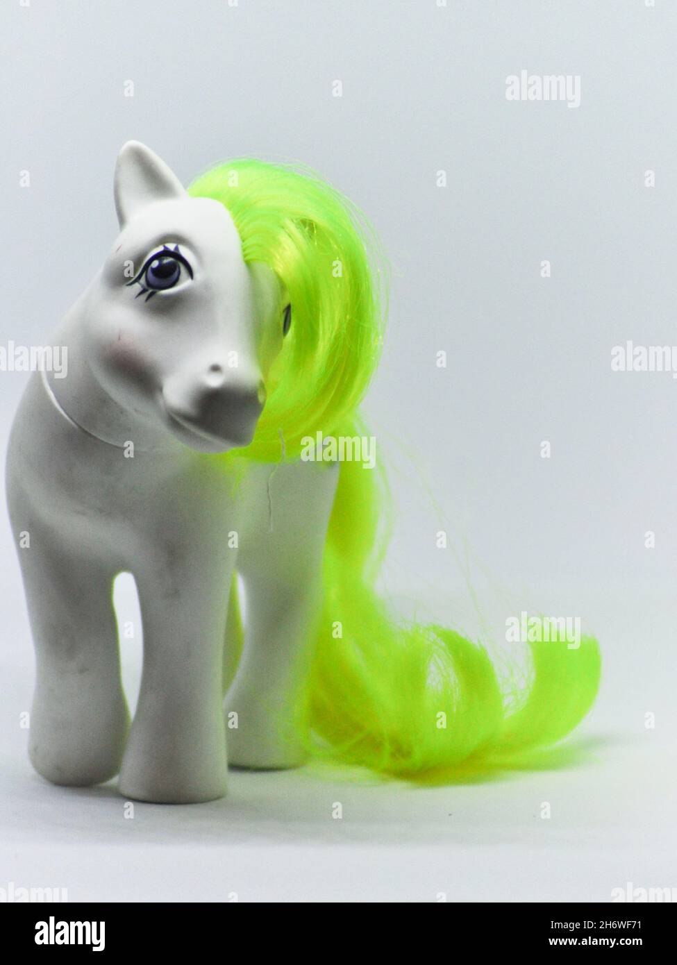 Vintage Figur von Honeycomb aus der My Little Pony Serie der 1980er Jahre von Hasbro vor weißem Hintergrund Stockfoto