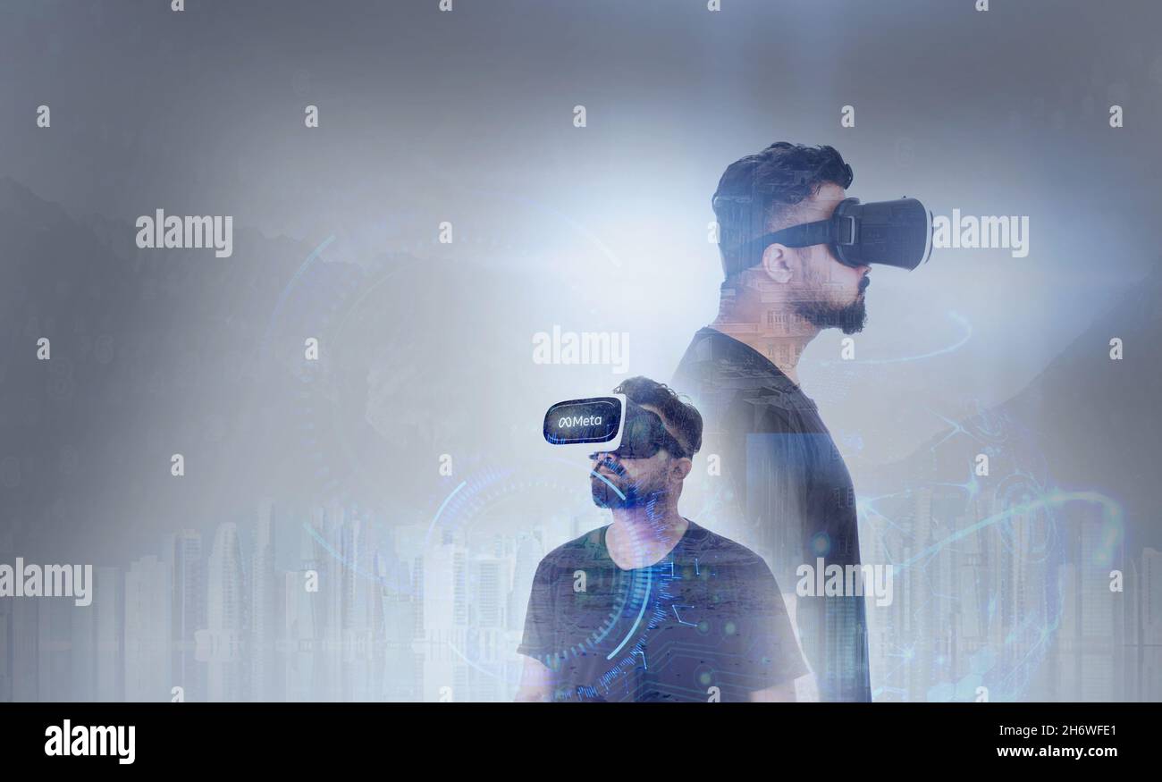 Guy trägt Virtual Reality Goggles in Einem Metaverse - Meta geschrieben auf den Googles Stockfoto