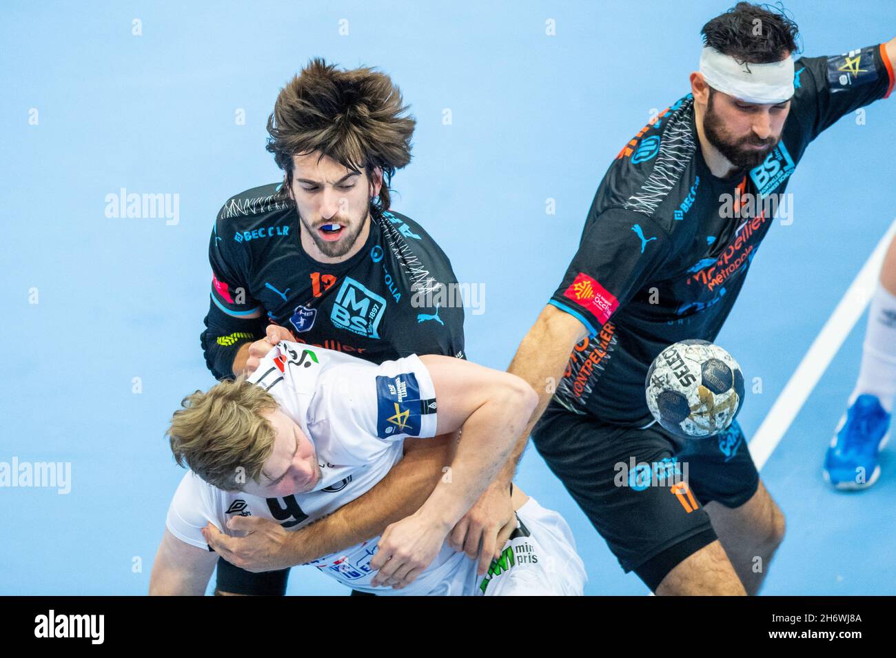 Elverum 20211117.Simen Holand Pettersen von Elverum und Julien Bos von Montpellier beim Handballspiel zwischen Elverum und Montpellier in der Terningen Arena. Foto: Annika Byrde / NTB Stockfoto