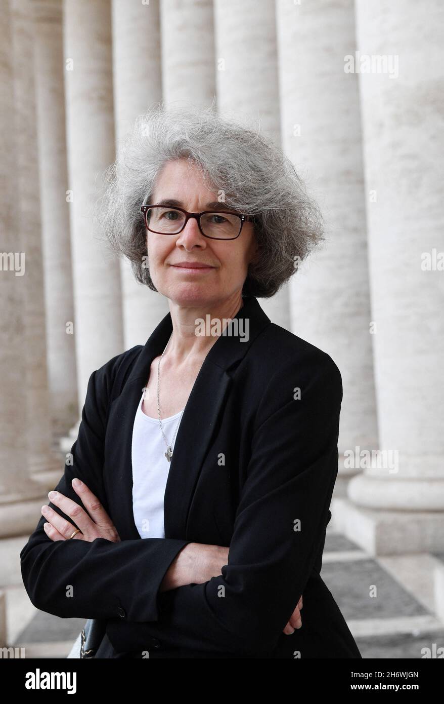 Nathalie Becquart auf dem Petersplatz in der Nähe der Skulptur für Migranten und Flüchtlinge des kanadischen Künstlers Timothy Schmaltz am 27 2021. September im Vatikan. Die französische Xaverian-Schwester wurde am 2021. Februar zur Untersekretärin der Bischofssynode ernannt und ist damit die erste Frau, die jemals das Amt hatte und Stimmrechte besitzt. Die 1969 geborene Frau ist eine der beiden neuen Untersekretärinnen, die der Synode benannt wurden, dem Gremium von Bischöfen, das sich mit wichtigen Fragen der Lehre beschäftigt und wo sie seit 2019 Beraterin ist. Becquart, ein Mitglied der in Frankreich ansässigen Xaviere Sisters, hat einen Mast Stockfoto