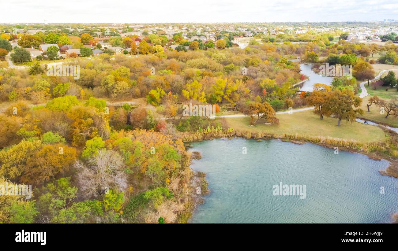 Draufsicht Waldblick Wohnviertel und wunderschöne Herbstfolierungen Farben in der Nähe der Vororte Dallas, Texas. Parkside grüne Unterteilung Einfamilienhaus Stockfoto