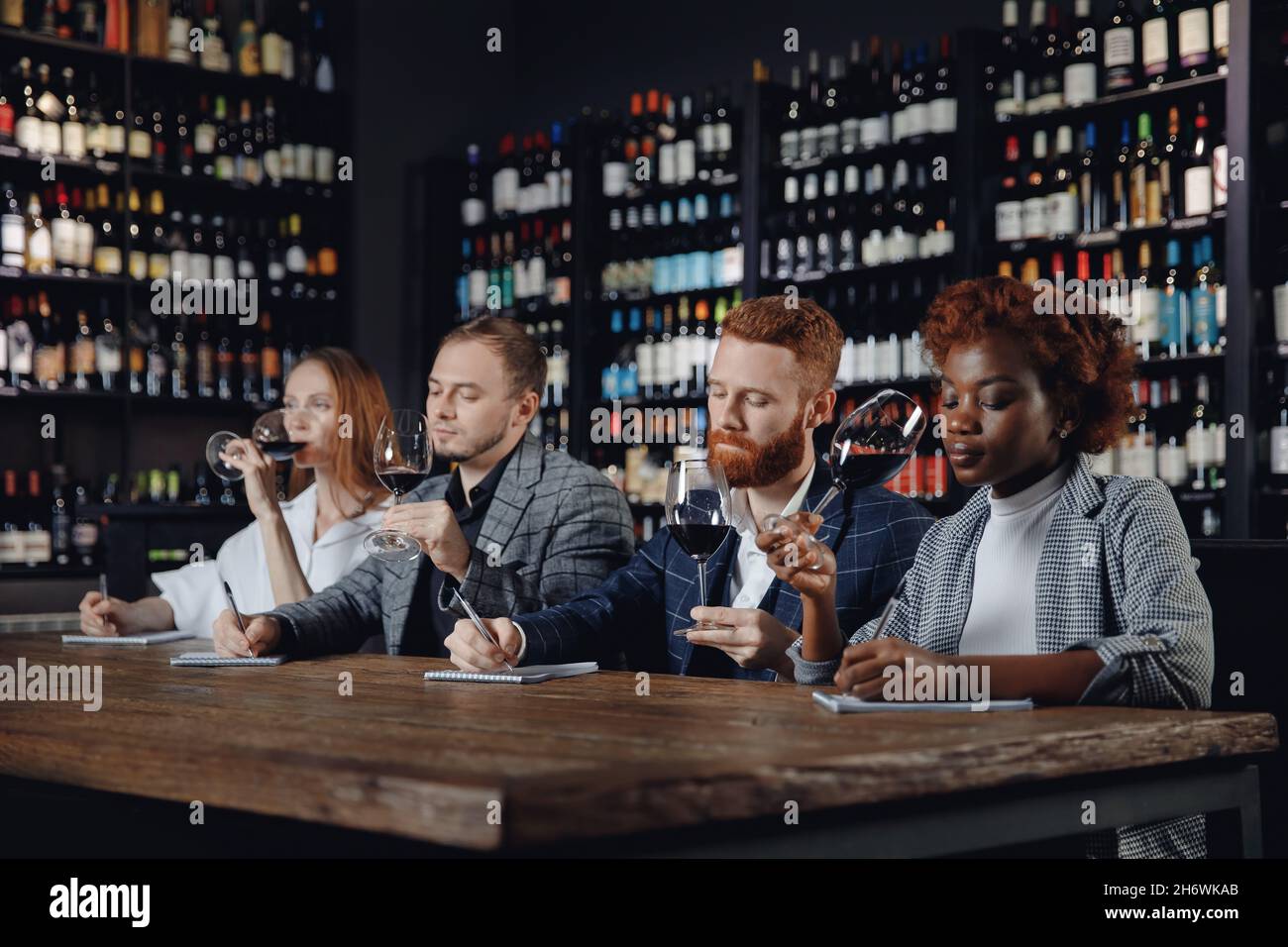 Verkostung von Rotwein aus Gläsern im Restaurant, professionelles Treffen des Sommeliers, alkoholische Karte für das Menü zu wählen. Stockfoto