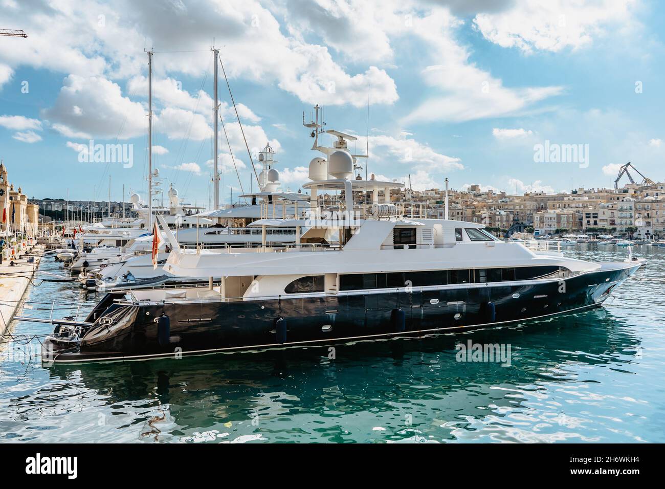 Luxus-Motorboote in Vittoriosa Yacht Marina.Sonniger Sommertag.Urlaub High-Class Lifestyle-Reisekonzept.Bootsfahrt im Mittelmeer.Blick auf teuer Stockfoto