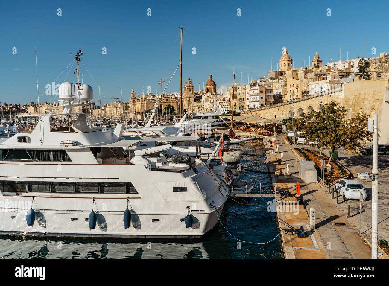 Luxus-Motorboote in Vittoriosa Yacht Marina, Malta.Sonniger Sommertag.Urlaub High-Class Lifestyle-Reisekonzept.Bootsfahrt im Mittelmeer.Blick auf ex Stockfoto