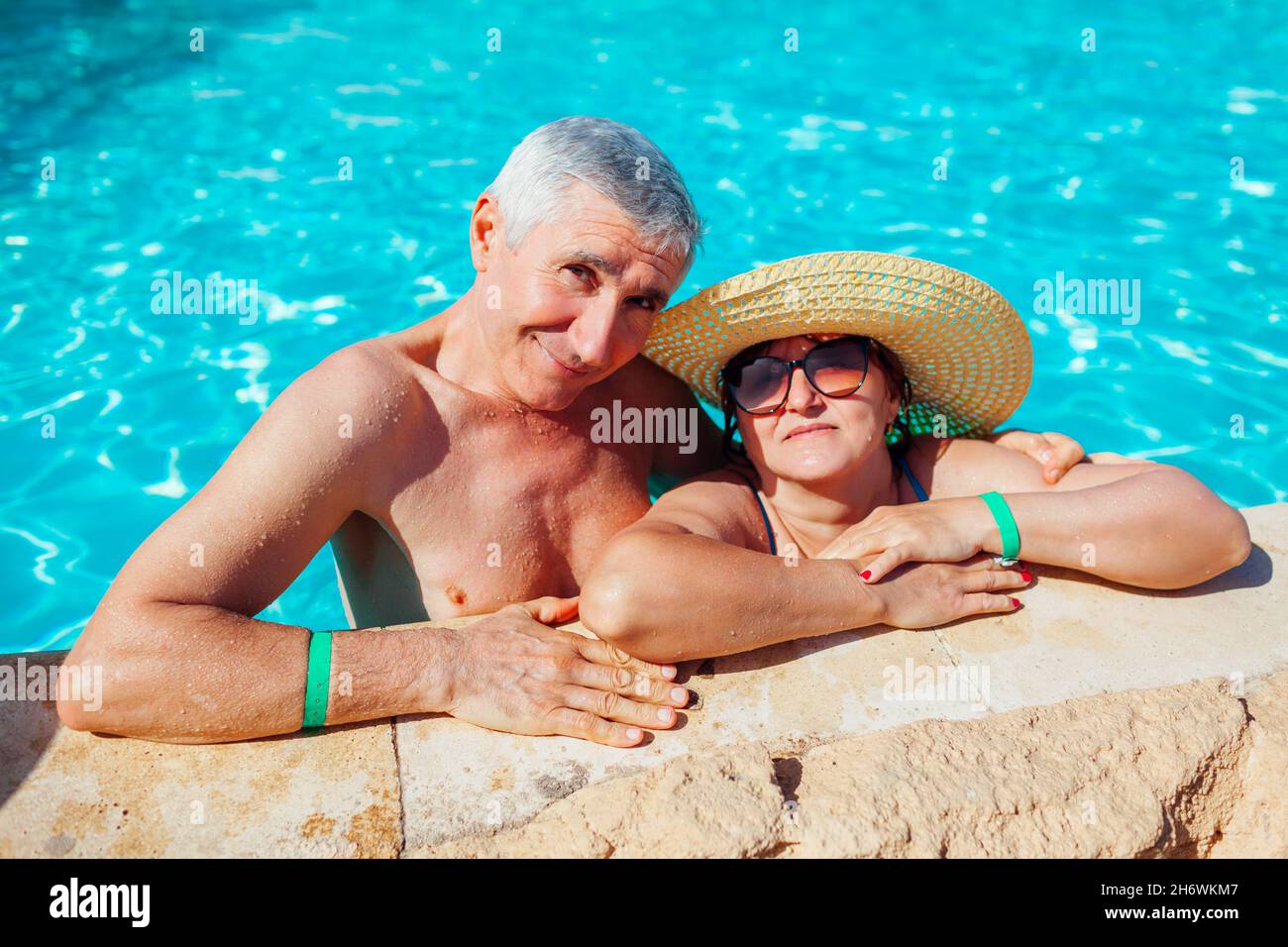 Ein älteres Familienpaar im Ruhestand, das sich im Pool des Resorts erholte. Glückliche Menschen genießen Sommerurlaub in tropischen Hotel. All Inclusive. Stockfoto Ein älteres Familienpaar im Ruhestand, das sich im Pool des Resorts erholte. Glückliche Menschen genießen Sommerurlaub in tropischen Hotel. All Inclusive. Stockfoto