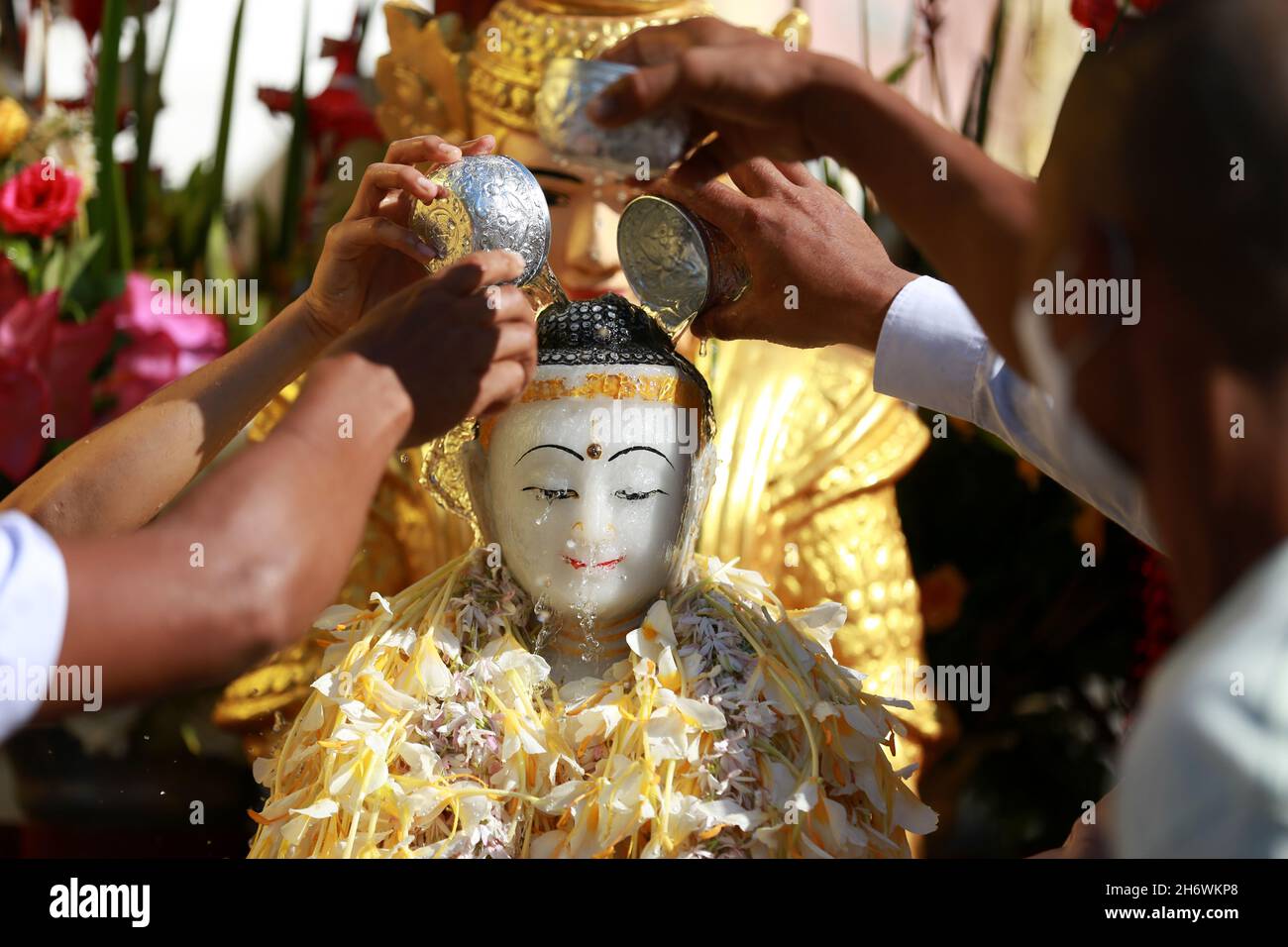 Yangon, Myanmar. November 2021. Eifrige Anhänger gießen Wasser über eine Buddha-Statue während des traditionellen Tazaungdaing-Festivals in der Shwedagon-Pagode in Yangon, Myanmar, 18. November 2021. Das Tazaungdaing Festival, auch bekannt als das Festival of Lights, fällt in den achten Monat des traditionellen myanmarischen Kalenders. Es wird als Nationalfeiertag in Myanmar gefeiert. Quelle: U Aung/Xinhua/Alamy Live News Stockfoto