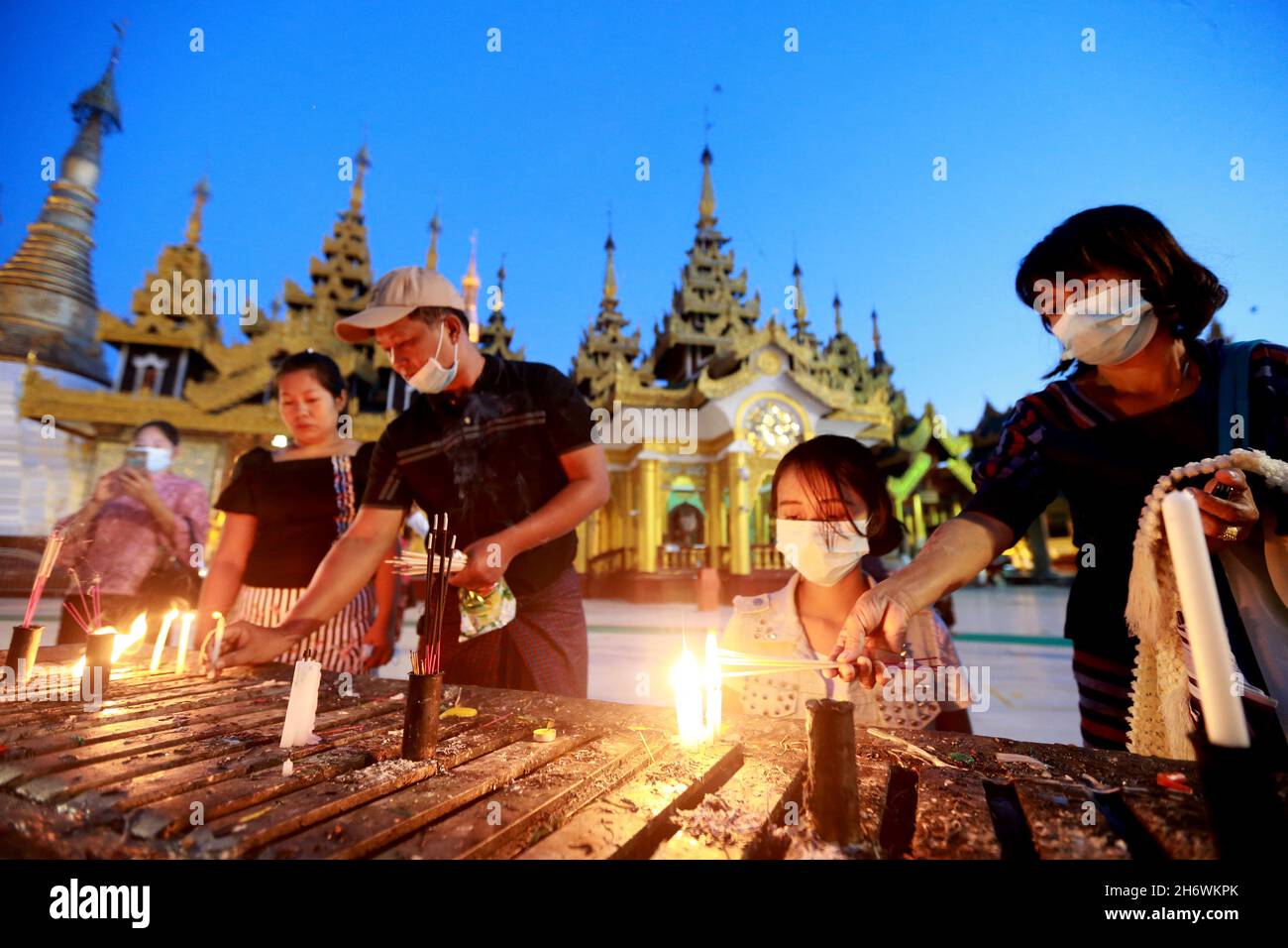 Yangon, Myanmar. November 2021. Während des traditionellen Tazaungdaing Festivals in der Shwedagon Pagode in Yangon, Myanmar, am 18. November 2021, zünden Menschen Kerzen an. Das Tazaungdaing Festival, auch bekannt als das Festival of Lights, fällt in den achten Monat des traditionellen myanmarischen Kalenders. Es wird als Nationalfeiertag in Myanmar gefeiert. Quelle: U Aung/Xinhua/Alamy Live News Stockfoto