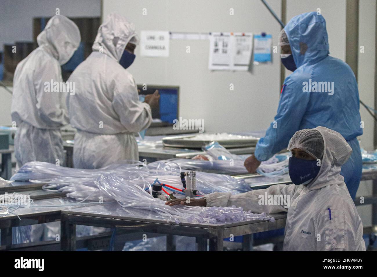 Mitarbeiter, die persönliche Schutzausrüstung tragen, arbeiten in der Fabrik für medizinische Geräte von Flexicare in Bandaragama. (Foto von Saman Abesiriwardana/Pacific Press) Stockfoto