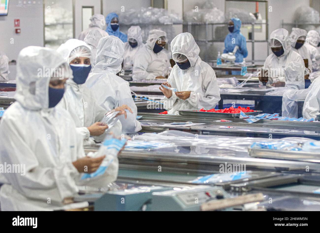Mitarbeiter, die persönliche Schutzausrüstung tragen, arbeiten in der Fabrik für medizinische Geräte von Flexicare in Bandaragama. (Foto von Saman Abesiriwardana/Pacific Press) Stockfoto
