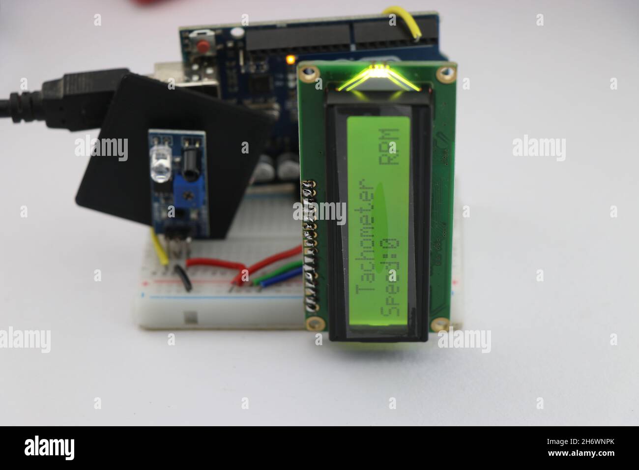 Arduino Tachometer-Projekt aus Breadboard, ir-Sensor und LCD-Modul, das digitale Anzeigewerte anzeigt Stockfoto