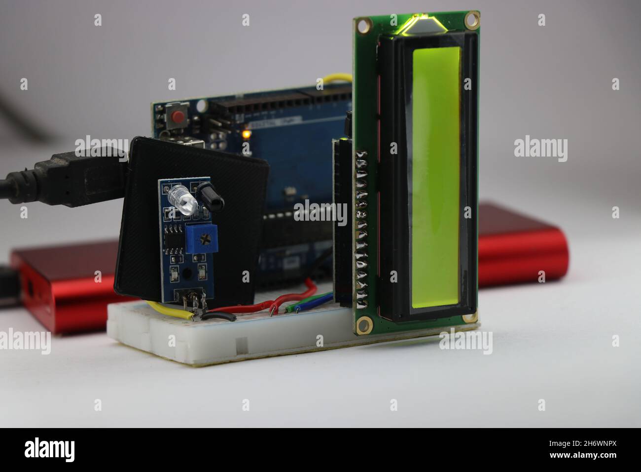 Drehzahlmesser mit Arduino Mikrocontroller, LCD-Modul und IR-Sensormodul, isoliert auf Weiß Stockfoto